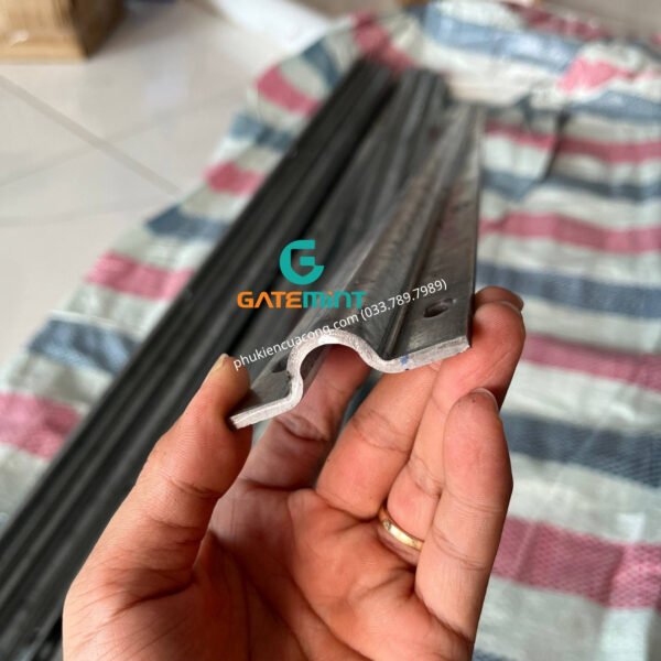 Ray U dày 3mm phi 21 chuyên dụng cho cổng lùa, thiết kế chắc chắn giúp cổng lùa êm ái và bền bỉ theo thời gian