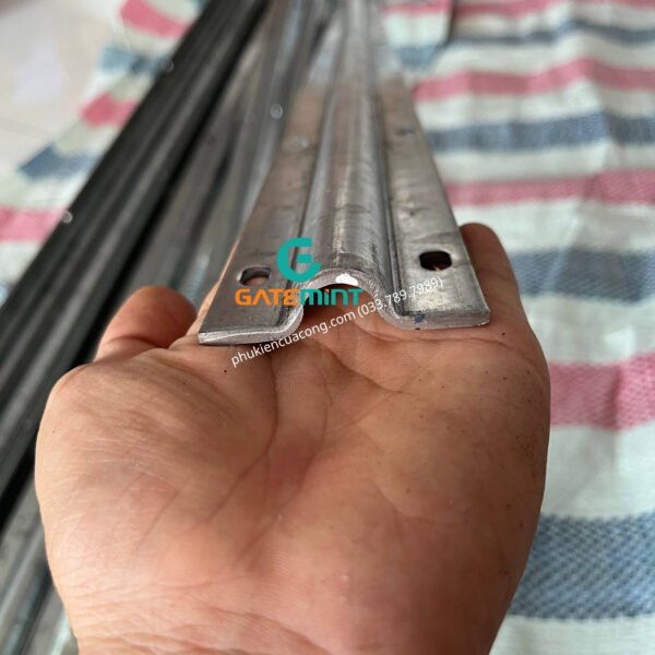 Ray U dày 3mm phi 21 chuyên dụng cho cổng lùa, thiết kế chắc chắn giúp cổng lùa êm ái và bền bỉ theo thời gian