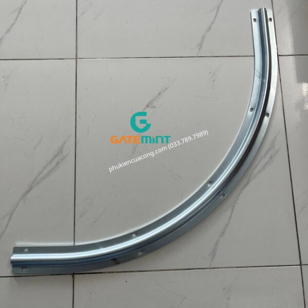 Đoạn Ray Cong chuyên dụng Cho Cổng Lùa Cong giúp dẫn hướng cổng lùa đúng hướng theo góc cong, giúp cổng chạy mượt mà không lo bị lệch hướng, bền bỉ theo theo thời gian