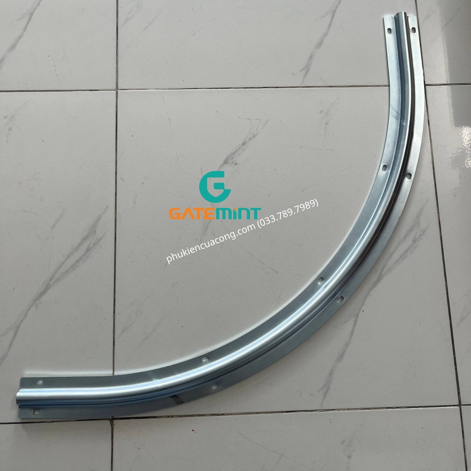 Đoạn Ray Cong chuyên dụng Cho Cổng Lùa Cong giúp dẫn hướng cổng lùa đúng hướng theo góc cong, giúp cổng chạy mượt mà không lo bị lệch hướng, bền bỉ theo theo thời gian