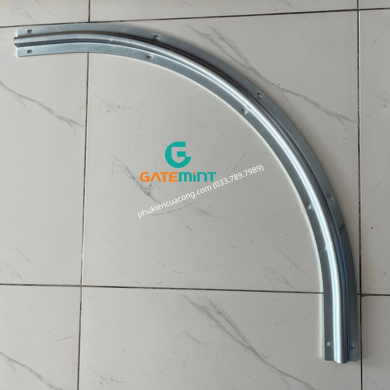 Đoạn Ray Cong chuyên dụng Cho Cổng Lùa Cong giúp dẫn hướng cổng lùa đúng hướng theo góc cong, giúp cổng chạy mượt mà không lo bị lệch hướng, bền bỉ theo theo thời gian