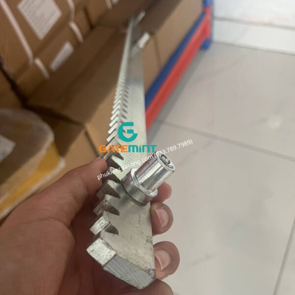 Thanh Ray Motor giúp liên kết motor và cổng lùa để cổng trượt êm ái