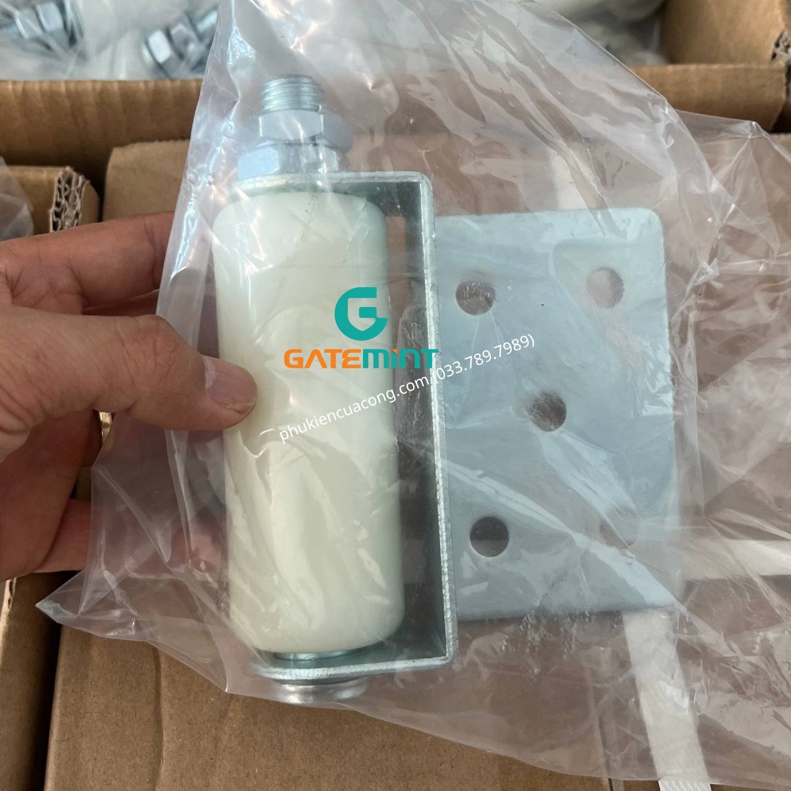Con lăn dẫn hướng cổng kẹp 1 bên GateMint bằng thép mạ kẽm kết hợp con lăn chất liệu nilong cao cấp chống mài mòn giúp dẫn hướng cổng lùa vận hành ổn định, giảm rung lắc và chống mài mòn hiệu quả