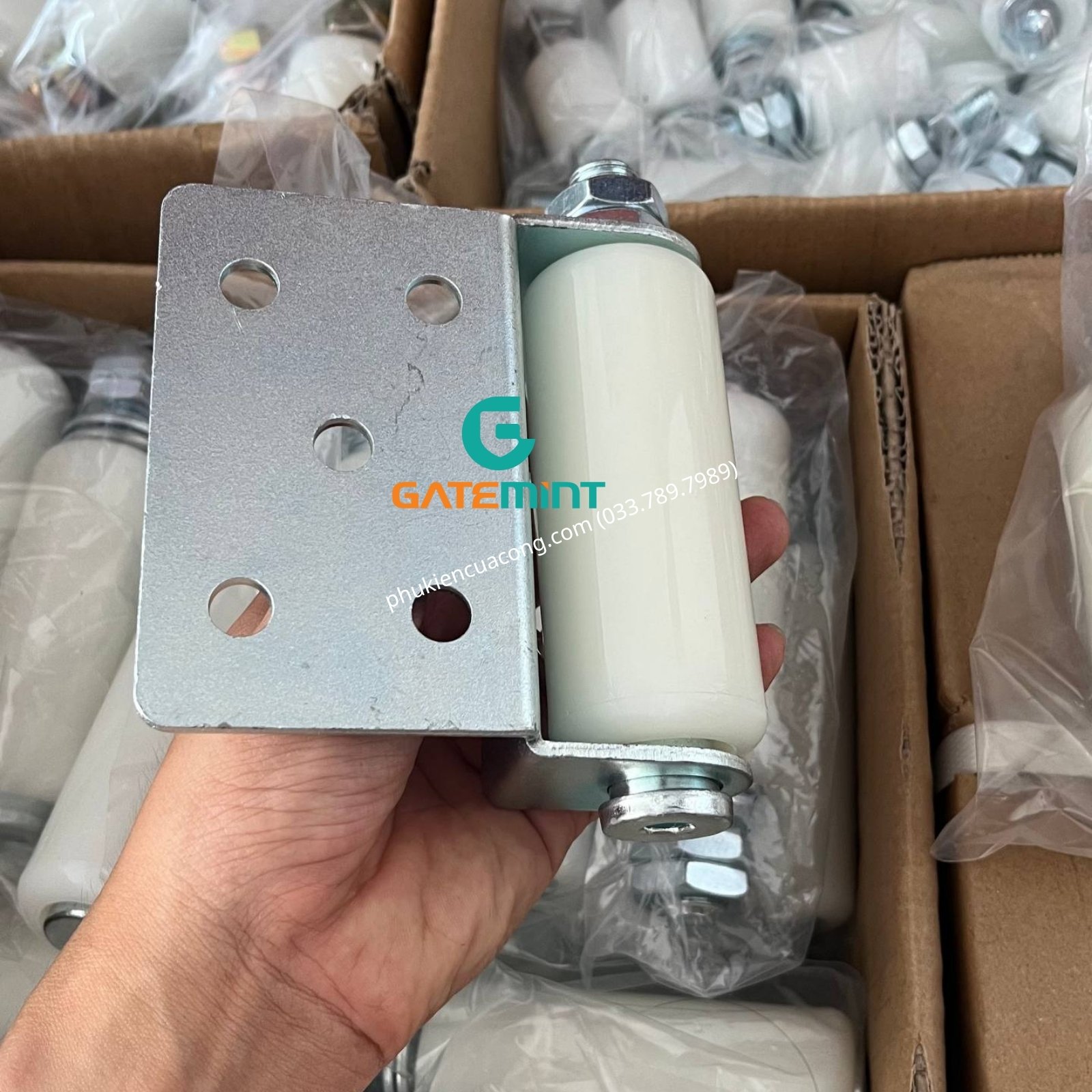 Con lăn dẫn hướng cổng kẹp 1 bên GateMint bằng thép mạ kẽm kết hợp con lăn chất liệu nilong cao cấp chống mài mòn giúp dẫn hướng cổng lùa vận hành ổn định, giảm rung lắc và chống mài mòn hiệu quả