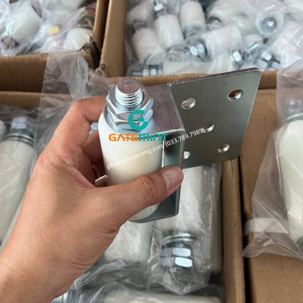 Con lăn dẫn hướng cổng kẹp 1 bên GateMint bằng thép mạ kẽm kết hợp con lăn chất liệu nilong cao cấp chống mài mòn giúp dẫn hướng cổng lùa vận hành ổn định, giảm rung lắc và chống mài mòn hiệu quả