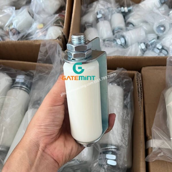Con lăn dẫn hướng cổng kẹp 1 bên GateMint bằng thép mạ kẽm kết hợp con lăn chất liệu nilong cao cấp chống mài mòn giúp dẫn hướng cổng lùa vận hành ổn định, giảm rung lắc và chống mài mòn hiệu quả