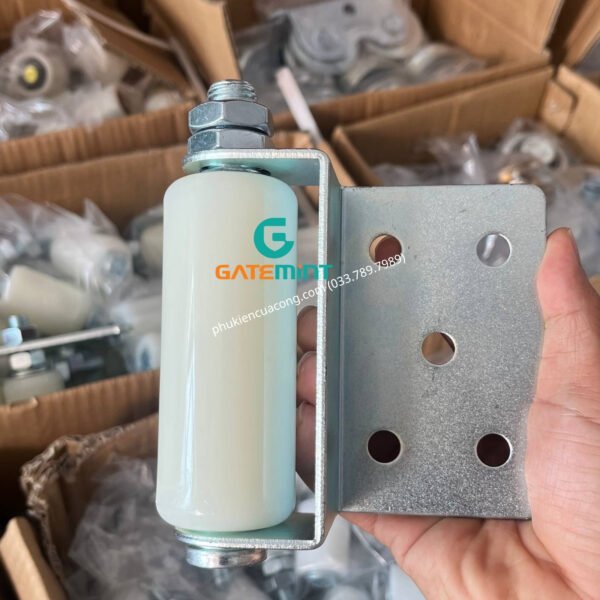 Con lăn dẫn hướng cổng kẹp 1 bên GateMint bằng thép mạ kẽm kết hợp con lăn chất liệu nilong cao cấp chống mài mòn giúp dẫn hướng cổng lùa vận hành ổn định, giảm rung lắc và chống mài mòn hiệu quả