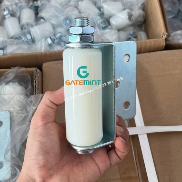Con lăn dẫn hướng cổng kẹp 1 bên GateMint bằng thép mạ kẽm kết hợp con lăn chất liệu nilong cao cấp chống mài mòn giúp dẫn hướng cổng lùa vận hành ổn định, giảm rung lắc và chống mài mòn hiệu quả