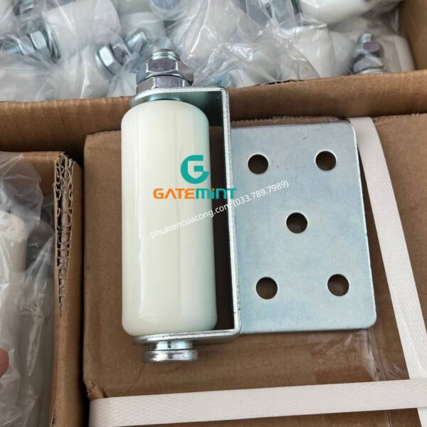 Con lăn dẫn hướng cổng kẹp 1 bên GateMint bằng thép mạ kẽm kết hợp con lăn chất liệu nilong cao cấp chống mài mòn giúp dẫn hướng cổng lùa vận hành ổn định, giảm rung lắc và chống mài mòn hiệu quả