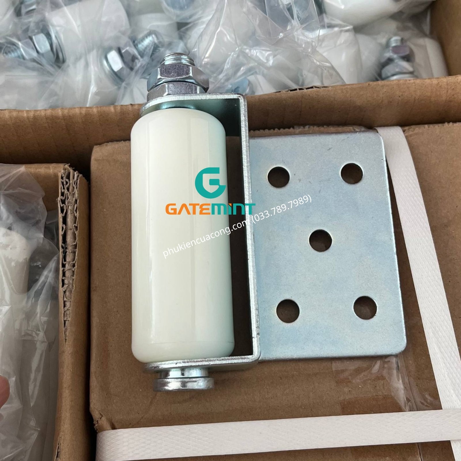 Con lăn dẫn hướng cổng kẹp 1 bên GateMint bằng thép mạ kẽm kết hợp con lăn chất liệu nilong cao cấp chống mài mòn giúp dẫn hướng cổng lùa vận hành ổn định, giảm rung lắc và chống mài mòn hiệu quả