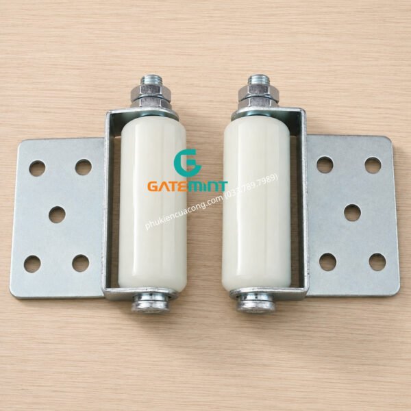 Con lăn dẫn hướng cổng kẹp 1 bên GateMint bằng thép mạ kẽm kết hợp con lăn chất liệu nilong cao cấp chống mài mòn giúp dẫn hướng cổng lùa vận hành ổn định, giảm rung lắc và chống mài mòn hiệu quả