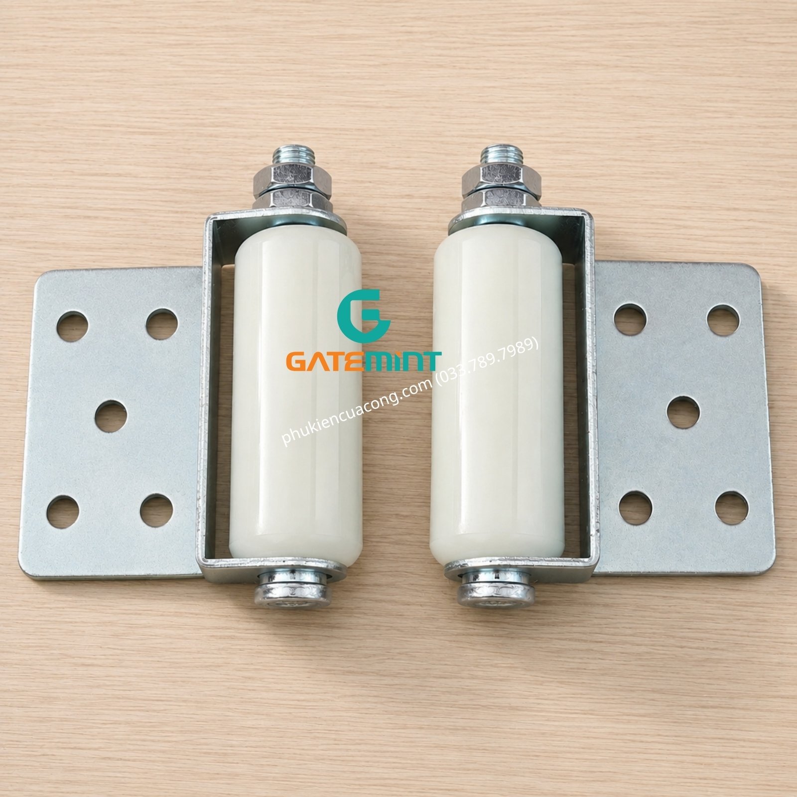 Con lăn dẫn hướng cổng kẹp 1 bên GateMint bằng thép mạ kẽm kết hợp con lăn chất liệu nilong cao cấp chống mài mòn giúp dẫn hướng cổng lùa vận hành ổn định, giảm rung lắc và chống mài mòn hiệu quả