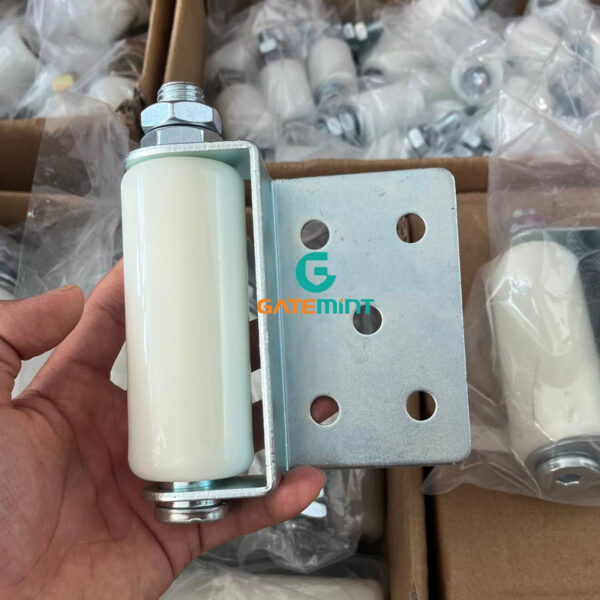 Con lăn dẫn hướng cổng kẹp 1 bên GateMint bằng thép mạ kẽm kết hợp con lăn chất liệu nilong cao cấp chống mài mòn giúp dẫn hướng cổng lùa vận hành ổn định, giảm rung lắc và chống mài mòn hiệu quả